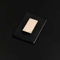 Étiquettes en cuir PU personnalisées JinYi Hardware Factory avec logo de marque et étiquettes métalliques en relief pour vêtements, accessoires de chapeaux et jeans