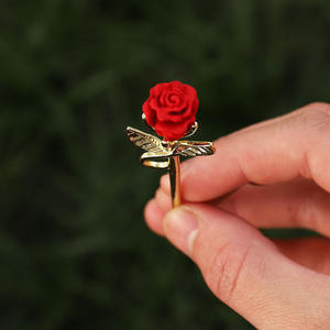 Portasigarette Retrò con Fiori in Oro Rosa, Regalo Creativo e Originale per Uomini e Donne - Product Image 4