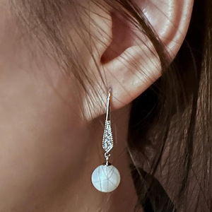 Orecchini pendenti con perle sintetiche lucenti per donna, gioielli vintage eleganti e delicati - Product Image 2