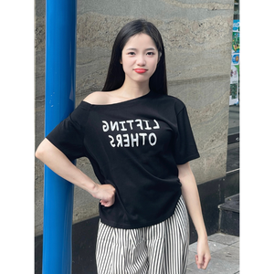 เสื้อยืดผู้หญิงทรงเข้ารูป คุณภาพสูง เป็นมิตรกับสิ่งแวดล้อม ผลิตจากผ้าฝ้าย 100% สไตล์เกาหลี บริการ OEM ผลิตในเวียดนาม เสื้อเปิดไหล่ข้างเดียว ฟรี - Product Image 4