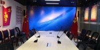 Système Android d'affichage à LED interactif intérieur P1.25 à support libre de 220 pouces avec fonctionnalités de tableau blanc pour les réunions de conférence