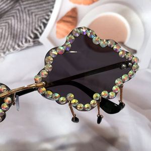 แว่นกันแดดคริสตัลไร้กรอบสีสันสดใสหรูหราพร้อมโลโก้สั่งทำพิเศษสำหรับผู้หญิง รูปทรงเมฆประดับเพชร - Product Image 5