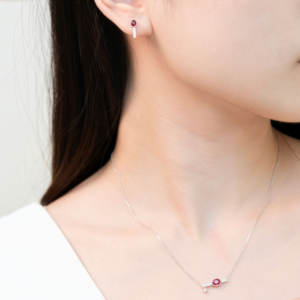 Collier pendentif en or blanc massif 18 carats avec rubis rouge vif naturel et diamants, design exclusif et tendance, pour femme, à porter au quotidien. - Product Image 5