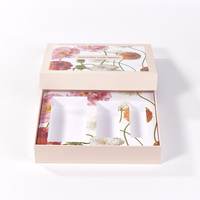 Boîte cadeau en papier graphique rose blush avec insert en carton à trois compartiments, ensemble cosmétique personnalisé, boîte rigide