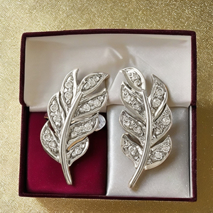 Boucles d'oreilles en forme de plume avec strass en cristal, argent 925, design classique pour femmes, à porter au quotidien - Product Image 3