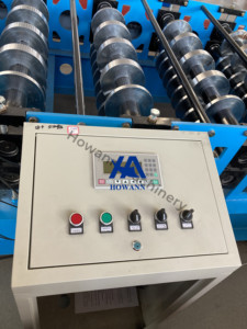 เครื่องขึ้นรูปดาดฟ้าเหล็กพร้อมเครื่องยนต์ควบคุม PLC และปั๊มเป็นส่วนประกอบหลักสำหรับกระเบื้องหลังคาสภาพใหม่ - Product Image 3