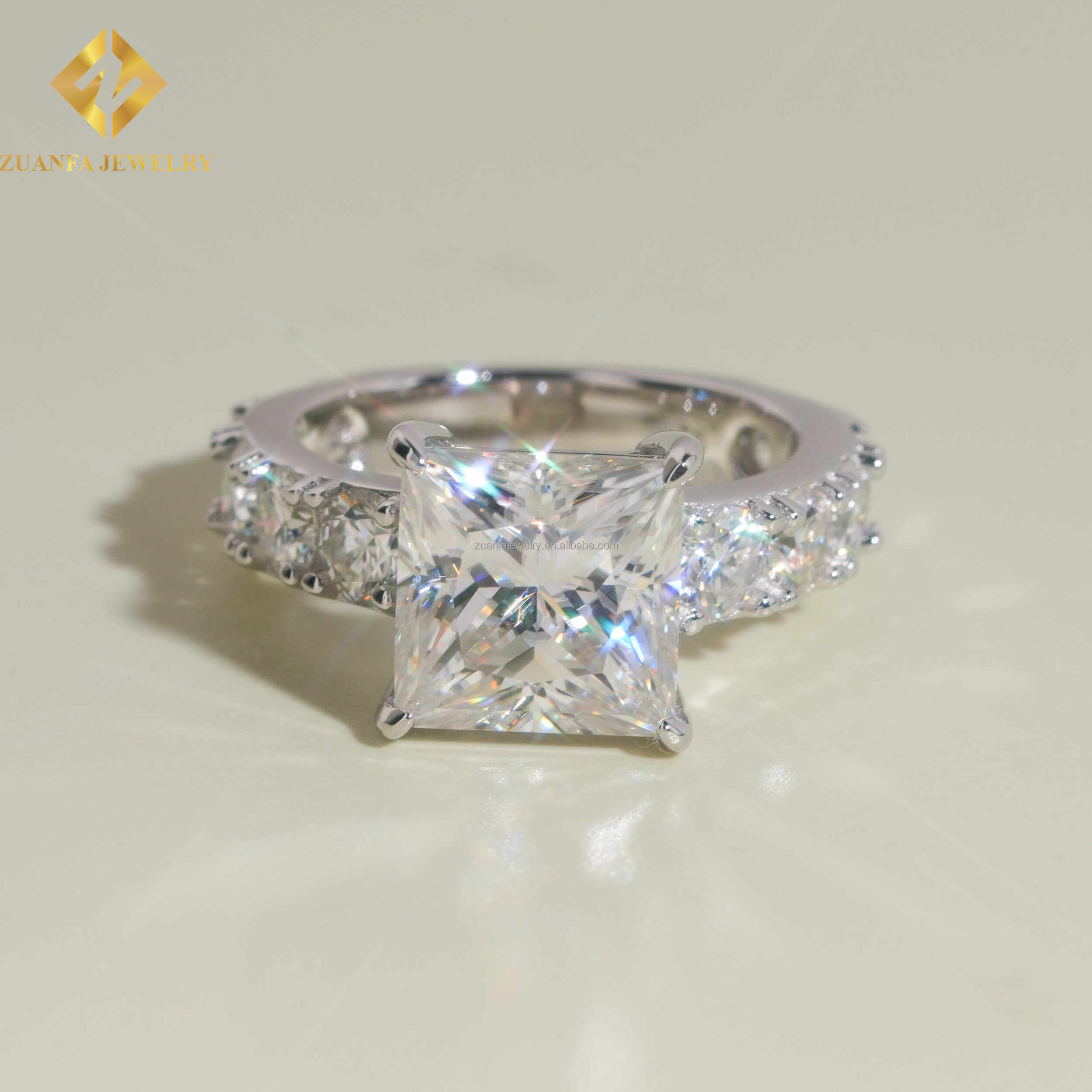 Pierre principale de 5 ct