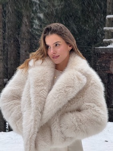 Zeyu 2026 Nouvelle Veste Courte en Fausse Fourrure Crème pour <span class=keywords><strong>Femme</strong></span>, Col Revers Oversize, Douce, Épaisse et Chaude, Hiver, Luxe, Soirée, Streetwear - Product Image 3