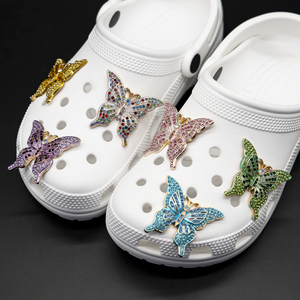 Nouveauté 2026 : Breloques de <span class=keywords><strong>chaussures</strong></span> en métal personnalisées, motif animaux, avec chaîne de perles et strass, design élégant, vente en gros - Product Image 2