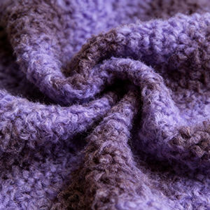 Venta al por mayor del fabricante: Tela de piel sintética de lujo, suave y esponjosa, con rayas de cepillado tipo peluche de una cara, para pantuflas de tela y mantas. - Product Image 4