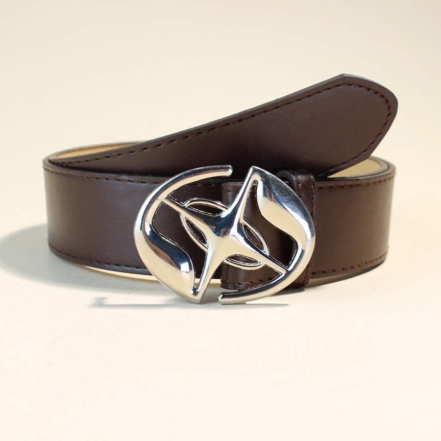 Cintura color caffè, larghezza 38 cm, fibbia argentata off-round, lunghezza 105 cm.