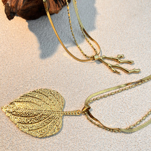Nuovo Modello di Collana a Foglia d'Acero con Design a Doppio Strato - Accessorio Versatile per Uso Quotidiano, Ideale come Regalo per <span class=keywords><strong>Amici</strong></span> - Product Image 4