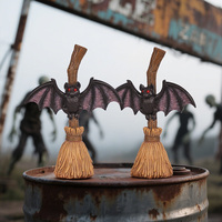 Direkt ab Werk Großhandel Stil 3 Harz-Halloween-Figuren: Besen & Fledermaus, handbemalte Gartenskulptur, Feiertagsdekoration & Geschenk