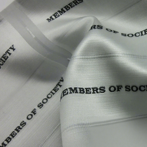 Etiqueta Tejida Plateada Lavable, Ultra Cómoda y Ecológica, Certificada Oeko-Tex Clase 1, Corte Ultrasónico, 90 Piezas por CM - Product Image 5