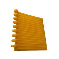 Transportador de Banda Modular de Malla Plástica Serie 800 con Deflectores Elevadores para Líneas de Clasificación y Empaquetado de Cadena Plana
