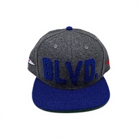 Un chapeau à visière plate en coton gris-bleu avec broderie appliquée. Il peut être personnalisé en termes de taille et avec un logo.