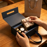 Boîte cadeau magnétique de luxe personnalisée gris foncé, pliable, en carton rigide, avec poignée ruban découpée pour produits électroniques