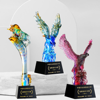 Trophée en cristal givré en gros, base en cristal noir, artisanat coloré sculpté à la main pour cérémonie d'entreprise