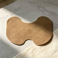 Patch ergonomique en forme de genou à infrarouge lointain pour soulagement aux herbes, pansement corporel non tissé marron avec pansement aux herbes noires, ODM OEM disponible