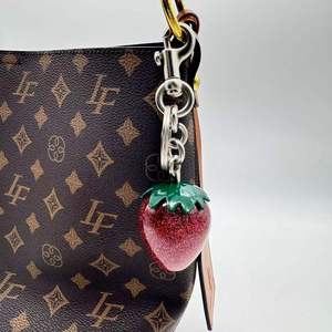Porte-clés Fraise Charmant - Pendentif en Résine Rouge et Rose, Accessoire de Sac de Luxe et Breloque pour Clés de Voiture - Product Image 4