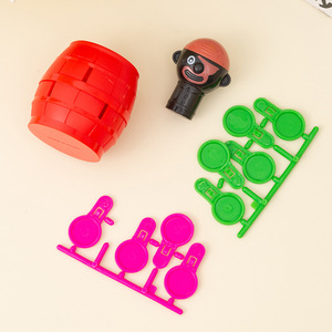 Juguete de broma de barril pirata, juego de escritorio interactivo de plástico de 9,5 cm para niños de 4 a 6 años, juguete educativo unisex - Product Image 3