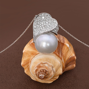Ciondolo con perla bianca rara Jumbo da 16-17 mm della linea Botanical Leaf Motif, in <span class=keywords><strong>oro</strong></span> bianco massiccio 18K e <span class=keywords><strong>collana</strong></span> in platino Pt950 - Product Image 4