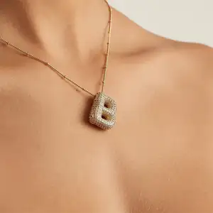 Perlenkette Blasenbuchstaben-Halskette Gold- / Silber-Initialkette Vollabdeckung mit Diamant-Akzent 316-Liter-Edelstahlkette