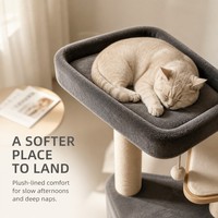 Arbre à chat minimaliste en peluche anthracite avec poteaux à gratter en sisal et grand lit de repos supérieur pour chats