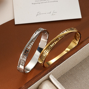 Bracelet Twinko en acier inoxydable et zircon unisexe - Bijou de luxe tendance plaqué or, coupe brillante, design géométrique, ajustable, pour le quotidien - Product Image 3