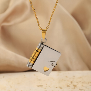 <span class=keywords><strong>Collana</strong></span> con Medaglione a Forma <span class=keywords><strong>di</strong></span> Libro in Acciaio Inossidabile all'Ingrosso, Argento / Oro / Nero, per Amanti dei <span class=keywords><strong>Libri</strong></span>, con Logo Personalizzato Inciso al Laser - Product Image 3