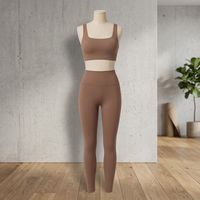 Ensemble soutien-gorge de sport côtelé sans couture antibactérien à dos nageur et maintien élevé, col en V profond, et short taille haute pour femme, avec logo frontal, couleur olive
