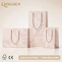 Sacs cadeaux en papier mat rose marbré personnalisés OEM avec poignées en corde torsadée, trois tailles assorties pour les boutiques de détail