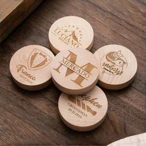 Ouvre-bouteille magnétique en bois gravé sur mesure, logo, nom, date, portable, durable, aimant de réfrigérateur, cadeau pour les demoiselles d'honneur, souvenir - Product Image 1