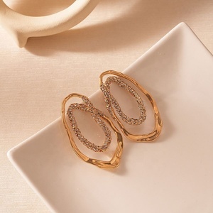 Boucles d'oreilles asymétriques de niche haut de gamme, style européen et américain, en argent plaqué or véritable, avec aiguille en argent et incrustations de diamants, géométriques tendance - Product Image 6