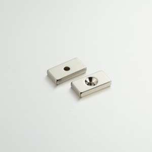 Imanes de neodimio con agujeros para tornillos Bloque cuadrado y base magnética redonda Agujeros avellanados planos - Product Image 2