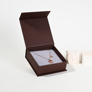 Boîte d'emballage de bijoux en papier rectangulaire personnalisée de luxe avec fermeture magnétique, doublure en velours écologique pour boucles d'oreilles, bague, collier - Product Image 3