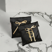 Pochette en satin noir de luxe Yitong avec logo personnalisé imprimé, pour emballer des perruques, des extensions de cheveux, des cosmétiques, des parfums, des cadeaux
