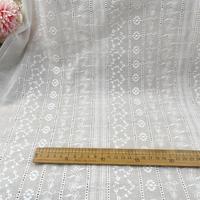 Tissu en dentelle 100% coton brodé avec broderie ajourée soluble dans l'eau et motif à rayures horizontales pour vêtements