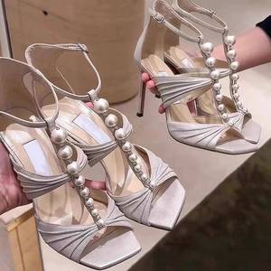 Sandales romaines blanches pour femmes à talon carré, en cuir de vachette plissé, avec semelle extérieure en caoutchouc, ornées de perles et cristaux, couleur unie, style été - Product Image 4