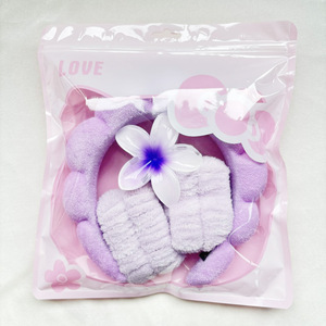 Set de cuatro piezas de diadema de nube dulce hecha a mano estilo coreano, pinza para el pelo para lavarse la cara, banda para la muñeca y flores, en bolsa autosellable - Product Image 3