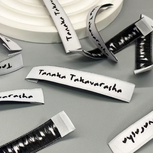 Etiquetas personalizadas de satén tejido con corte láser para prendas, ribetes de tela con logo para cuello, dobladillo de camisetas, bolsos y zapatos - Product Image 1