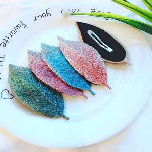 Barrettes à cheveux élégantes en dentelle avec feuilles brodées à paillettes dégradées pour femmes, idéales pour les fêtes et mariages - Product Image 1