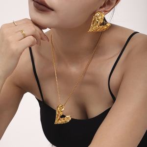 Juego de Joyería de Acero Inoxidable Chapado en Oro de 18k de Alta Gama, con Textura Martillada, Aretes y Collar con Corazón para Mujer - Product Image 1