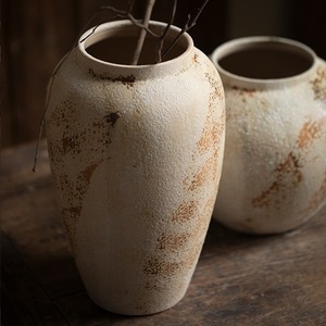 Grand vase en grès marbré de style campagnard pour la décoration de centre de table - Product Image 3