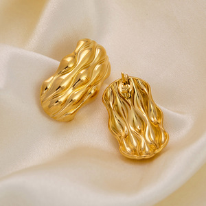 Pendientes de Moda Retro con Diseño de Onda, Chapados en Oro de 18K, de Acero de Titanio, para Mujer, Joyería para Fiestas - Product Image 1