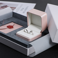 Proposition blanche haut de gamme personnalisée boîte-cadeau de bijoux de bague assortie à la Saint-Valentin