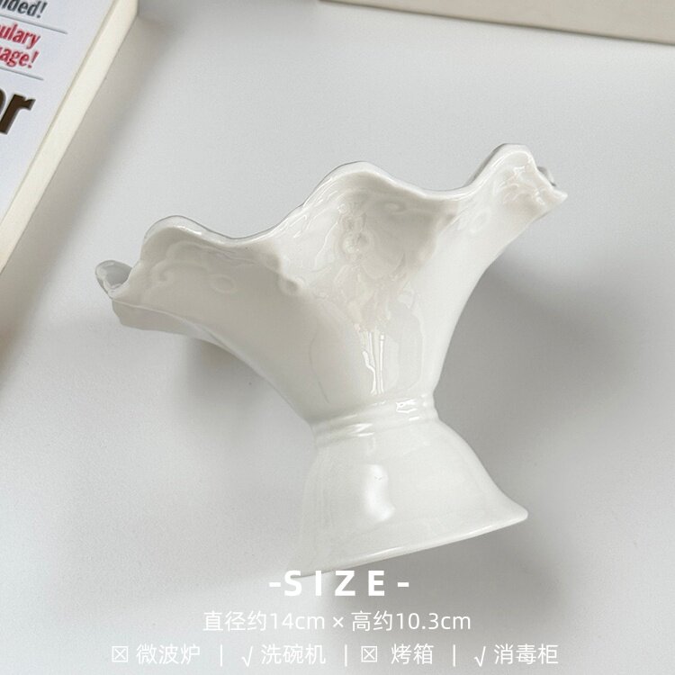Gobelet moyen blanc à bords ondulés en relief