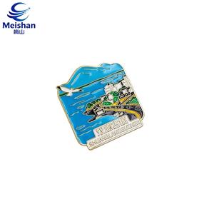 Insignia Coleccionable de Metal Grabado con la Imagen del <span class=keywords><strong>Pico</strong></span> Nevado de Cangshan, Montaña Dali, Meishan, con Diseño de Nubes Blancas y Camino, Acabado Mate - Product Image 3