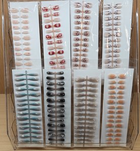 Ensemble de faux ongles minimalistes de luxe faits à la main, ongles amande français nude et noirs avec ligne ondulée dessinée à la main - Product Image 5