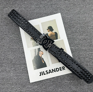 Cintura Nera Borchiata con Fibbia con Logo DC Audace, Stile Vintage in Pelle Bovina, Cinturino con Borchie Ispirato al Punk per Outfit Streetwear Audaci - Product Image 1